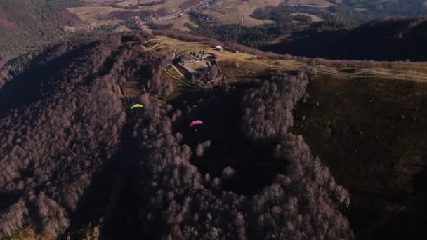 Two Paragliders Fly Mountain Gemba Ukrainian Carpathians Region Early Autumn — Stock Video