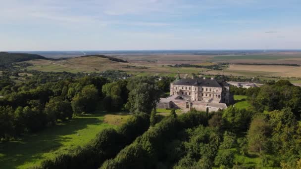 Aerial Panoramic View 17Th Century Residential Castle Fortress Located Village — Stock Video