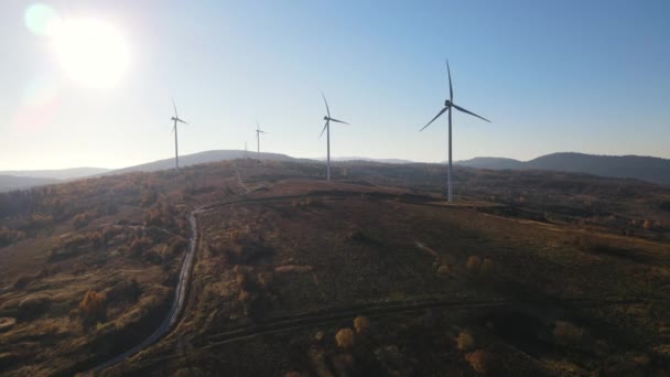 Letecký Panoramatický Pohled Skupinu Větrných Turbín Rotujícími Lopatkami Pracujícími Kopci — Stock video