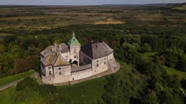 乌克兰中世纪长方形城堡Zolochiv城堡的空中全景 无人驾驶飞机向后飞去 — 图库视频影像