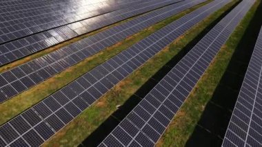 Güç çiftliği istasyonundaki güneş panellerinin havadan yakın görüntüsü, Ukrayna 'daki yenilenebilir enerji, insansız hava aracı ileri uçuyor