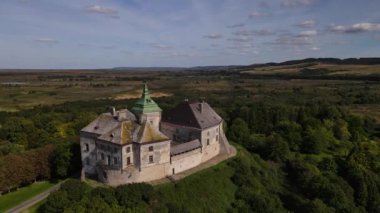 Ukrayna 'daki ortaçağ kalesi Zolochiv Kalesi' nin çok yakınında bir hava aracı uçuyor.