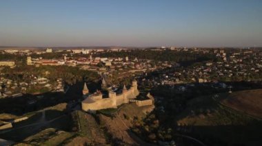 Ukrayna 'daki Ortaçağ Kamianet-Podilskyi şatosunun hava görüntüsü, insansız hava aracı ileri uçuyor