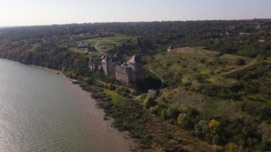 Ukrayna 'daki Ortaçağ Khotyn Kalesi' nin hava görüntüsü, insansız hava aracı ileri uçuyor.