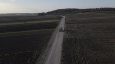 Kirli kır yolunda giden kamyonun hava görüntüsü, çekim üstüne İHA.