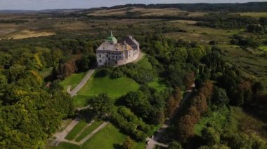 Ukrayna 'daki ortaçağ dikdörtgensel kalesi Zolochiv Kalesi' nin hava panoramik görüntüsü, insansız hava aracı geriye doğru uçuyor