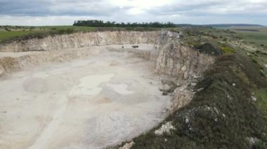 Hava gözlem dronu ödünç çukur üzerinde uçar