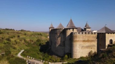 Ukrayna 'daki ortaçağ Khotyn Kalesi' nden canlı kurtulmaya çok yakın bir yerde hava aracı uçuyor.