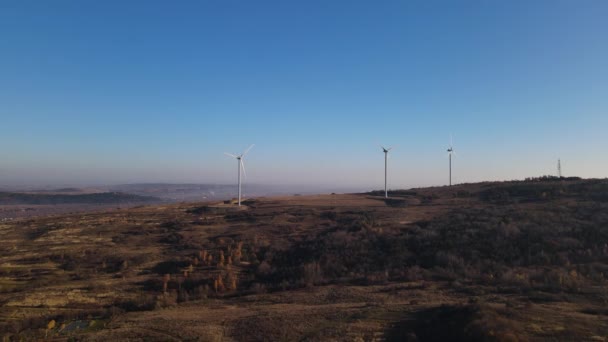 具有旋转叶片的一组风力涡轮机在高山背景下工作的空中全景视图 — 图库视频影像