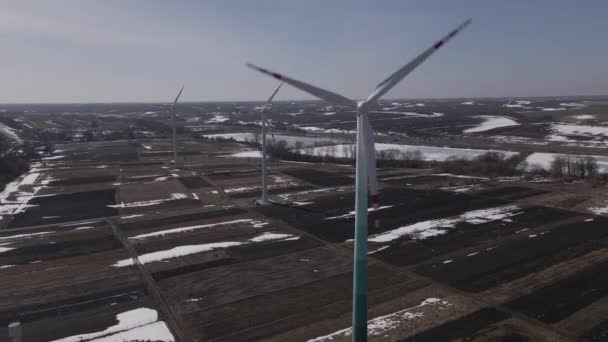 Vista Aérea Perto Três Turbinas Eólicas Que Trabalham Campo Inverno — Vídeo de Stock