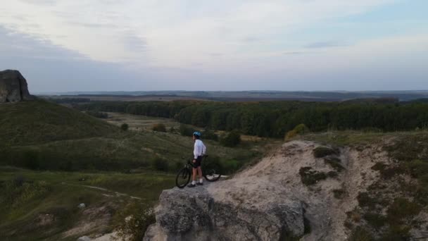 Vue Aérienne Sur Cycliste Professionnel Debout Sur Colline Eau Potable — Video