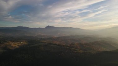 Manzaranın hava panoramik görüntüsü, ufukta Hoverla ve Petros 'un olduğu Carpathian dağları, insansız hava aracı yavaş yavaş görüntüler alıyor.