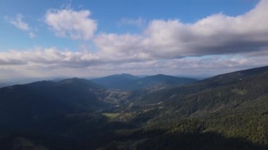 Karpat Dağları 'nın hava manzarası, renkli panoramik manzara