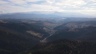 Carpathian dağlarının hava manzaralı ve panoramik manzarası, İHA 'lar yavaş yavaş görüntüleri ortaya çıkarıyor