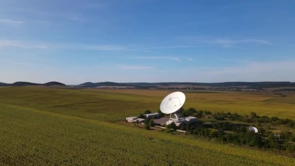 Luftpanorama Auf Raumstation Mit Großantenne Drohne Fliegt Vorwärts — Stockvideo