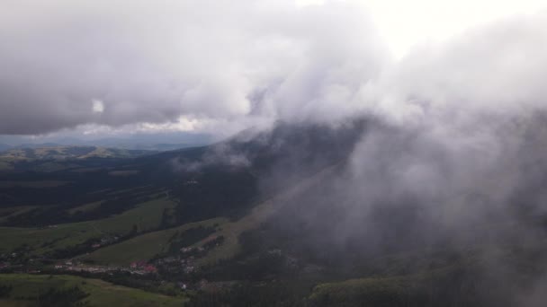 Letecký Záběry Dron Letí Nízkými Mraky Oblačném Počasí Nad Horami — Stock video
