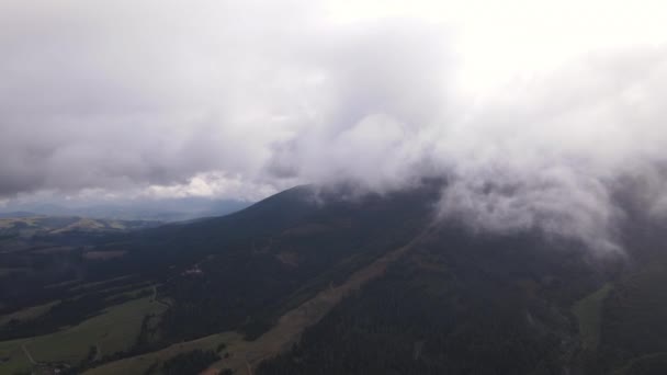 Letecký Záběry Dron Letí Nízkými Mraky Oblačném Počasí Nad Horami — Stock video