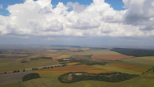 Letecký Pohled Panoramatickou Krajinu Mraky Nad Horizontem Dron Letí Pozpátku — Stock video