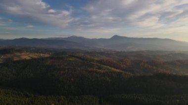 Havadan manzara manzarası, ufukta Hoverla ve Petros olan Karpatya dağları.
