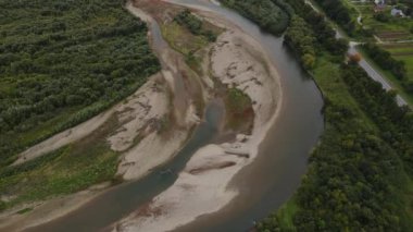 Ormanlar arasında geniş Stryi nehri üzerindeki hava manzarası, İHA görüntüsü