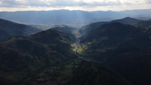 Karpatlar Bulutlu Havadaki Manzarası Güneş Işığıyla Aydınlanan Dağların Arasındaki Küçük — Stok video