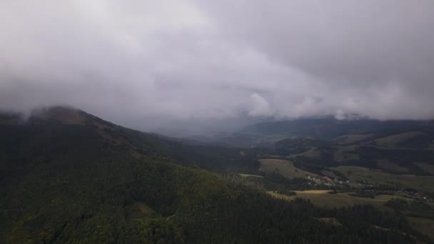 Panoramiczny Czas Lotu Powietrza Dron Przelatuje Przez Niskie Chmury Pochmurną — Wideo stockowe