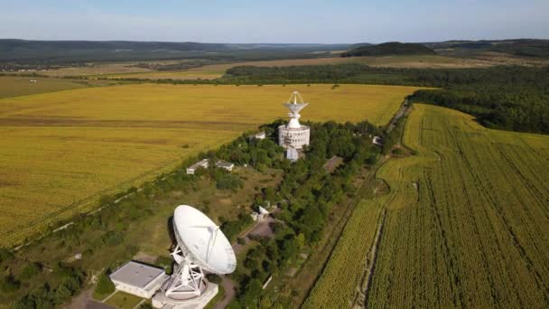 Luftpanorama Auf Raumstation Mit Großantenne Drohne Fliegt Rückwärts — Stockvideo