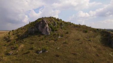 Rocky Hill 'deki hava manzarası, insansız hava aracı taşlı arazide ileri geri uçuyor.