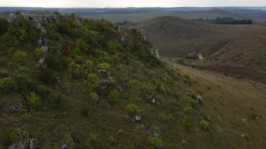 Rocky Hill 'deki hava manzarası, insansız hava aracı taşlı arazinin üzerinden uçuyor.