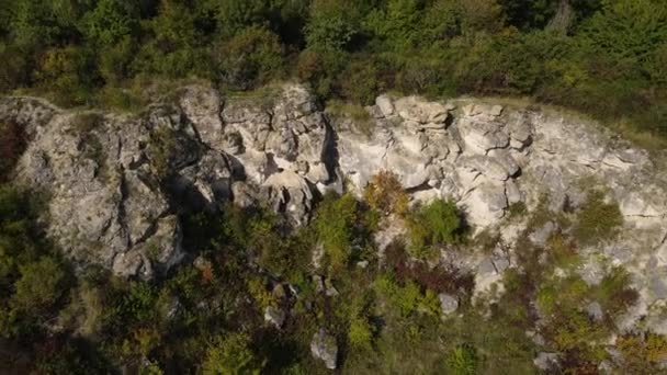 Εναέρια Άποψη Στο Βραχώδη Λόφο Drone Προς Πίσω Αποκαλύπτουν Πάνω — Αρχείο Βίντεο