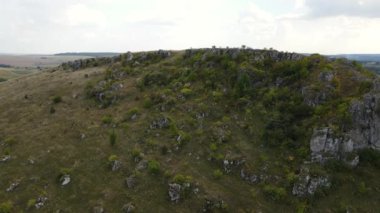 Kayalık tepede hava manzarası, insansız hava aracı yörüngesi görüntüsü.