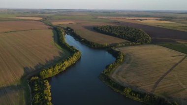 Nehirde tarımsal alanlar arasında havadan panoramik manzara
