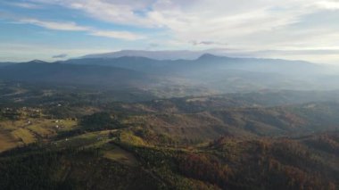 Ufuktaki kara ve dağların hava panoramik görüntüsü, renkli manzaranın insansız hava aracı görüntüleri