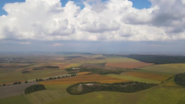 Letecký Pohled Panoramatickou Krajinu Mraky Nad Horizontem Dron Letí Vpřed — Stock video