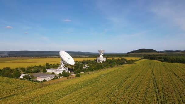 大きなサイズのアンテナを備えた宇宙通信ステーションの空中パノラマビュー ドローンショットを周回 — ストック動画