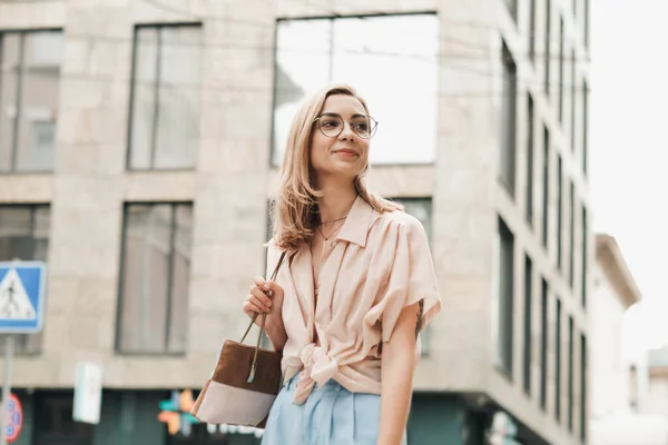 Młoda Elegancka Kobieta Okularach Walking City Stylowa Blondynka Zewnątrz Stojąc — Zdjęcie stockowe