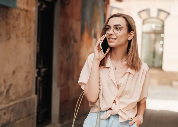 Alegre Mujer Elegante Gafas Vista Usando Smartphone Sonriendo Chica Rubia —  Fotos de Stock