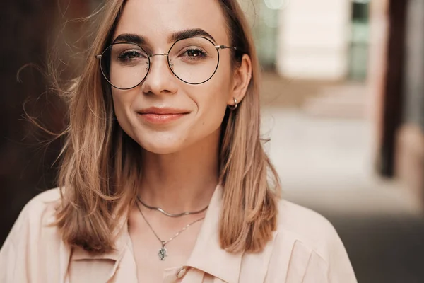 Cerca Retrato Alegre Mujer Elegante Gafas Mirando Directamente Cámara Chica —  Fotos de Stock