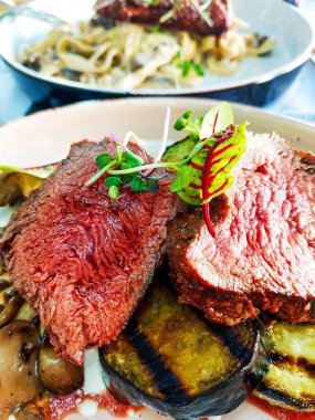 Et lokantası. Yemek tabakta. Fotoğraf.