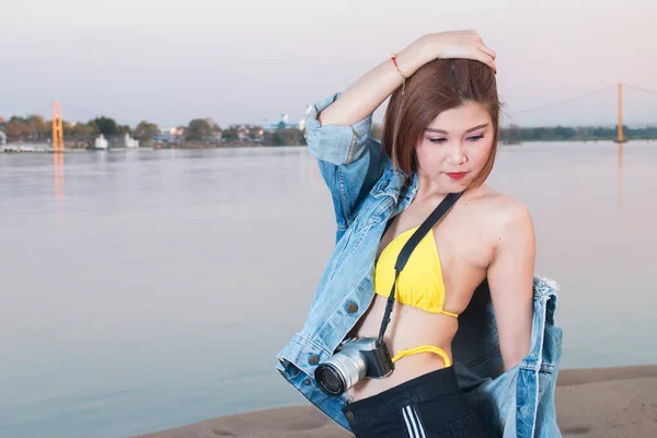 Sexy Asiatique Femmes Avec Appareil Photo Numérique Posant Sur Fond — Photo