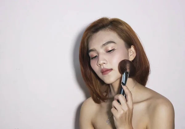 Jolie Femme Asiatique Avec Une Brosse Cosmétique — Photo