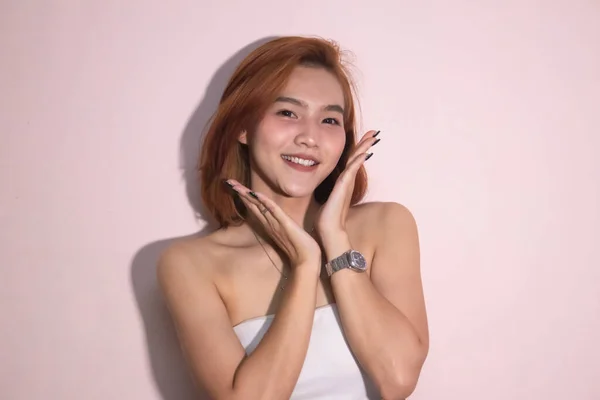 Wanita Asia Tersenyum Berpose Studio Stok Gambar