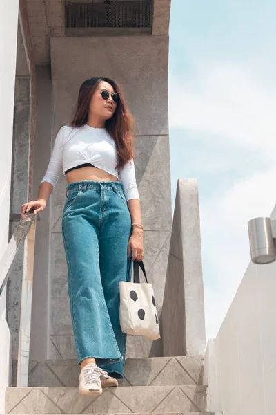 Outdoor Portrait Beautiful Young Asian Young Woman Girl Wearing Sunglasses — Stock Photo, Image