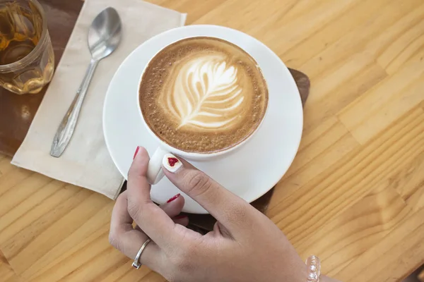 Top Melihat Tangan Wanita Dengan Kopi Latte Meja Kayu — Stok Foto