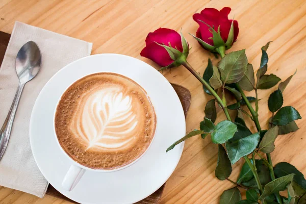 Top View Kopi Latte Dengan Mawar Merah Atas Meja Kayu — Stok Foto
