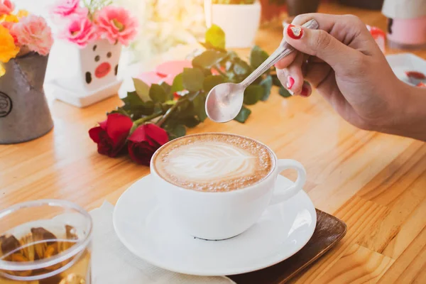 Wanita Tangan Dengan Kopi Latte Meja Kayu — Stok Foto