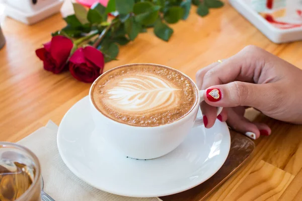Wanita Tangan Dengan Kopi Latte Meja Kayu — Stok Foto