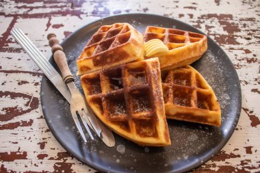 Tabakta servis edilen ev yapımı Belçika waffle 'ları..