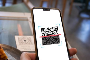 QR kodu ödemesi, E cüzdanı, nakit. Teknoloji konsepti kahve dükkanındaki insanları tarıyor..