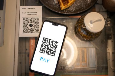 QR kodu ödemesi, E cüzdanı, nakit. Teknoloji konsepti kahve dükkanındaki insanları tarıyor..